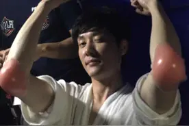 冯绍峰剧组带女式硅胶胸贴称：真特别！网友：真面目暴露！图片