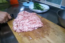 媳妇想吃肉圆了，我就手把手教他，直到学会图片