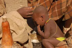 实拍非洲小孩的日常三餐，看着都受不了，太简单了图片