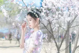 女友甩我后，回来向我借钱，我们复合，她约我小树林见图片