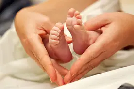 秋天婴幼儿最易传染上脚气 教你如何预防图片