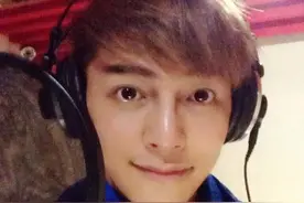 汪东城晒素颜自拍自称有点娘，乍一看好像何炅图片