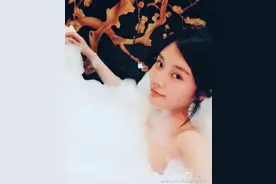 大嫂徐冬冬洗澡还玩自拍，手机掉进水里了，悲剧了图片