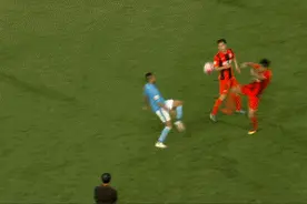 肘击、蹬踏、恶意伤人，危险动作何时休？这不是我们想看的比赛！图片