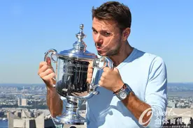 美网新科冠军瓦林卡登顶帝国大厦 举奖杯自拍庆祝夺冠图片