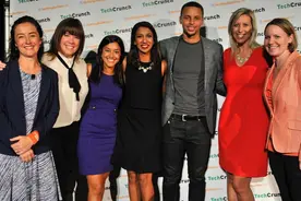 库里晒和六位美女的合影 每进一个三分萌神都会捐赠蚊帐图片