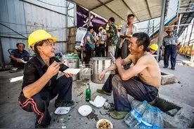 工地上的女民工，比男人还能干，黝黑而坚毅的脸庞让人心酸图片