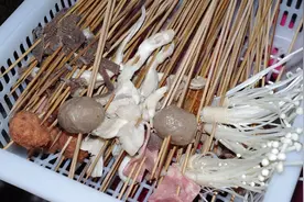 出差提前回家，发现老公带着几个女同事在家这么放肆图片