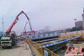 中铁七局五公司郑州地铁5号线经开第三大街站车站主体顺利封顶图片