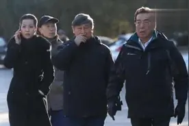 李双江夫妻二人近照曝光 精神抖擞走出阴霾 妻子梦鸽打扮时尚视频封面