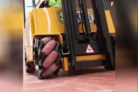 神奇的轮子，可以横向移动的装载叉车