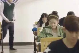 美女考试作弊，弄了一只假手臂，考官：这手臂真漂亮