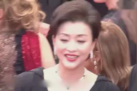 49岁知性杨澜和50岁富豪老公吴征近照，儿女双全很幸福