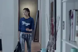 美女醒来发现男子睡在沙发上，竟拿胶水把男子的嘴封住，太坏了！视频封面