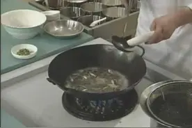 实拍厨师怎么做酸辣海参汤