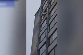 因女友要分手，男子将所家具从十几楼扔出窗外视频封面