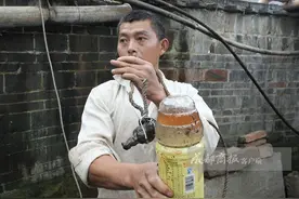 自贡村民家10年老水井离奇冒油 打出水一点就燃图片