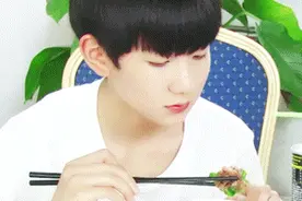 [TFBOYS][分享]160912 芭莎晚宴一股清流 王源小吃货的各种吃法图片