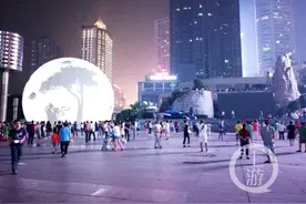 观音桥步行街的巨型“月亮”亮灯了 快去合影吧图片