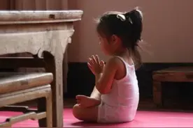 孙俪晒女儿打坐照侧颜像等等 小花妹妹逃不过扎头发梗图片