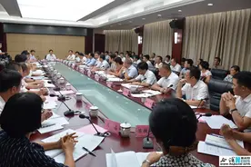 王可参加合浦县代表团讨论图片