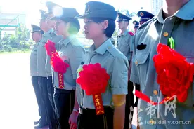 海南边防总队机关勤务保障大队欢送退伍老兵返乡图片