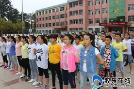 莱阳实验二中762名新生接受军训苦练意志图片