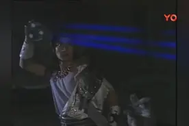 殷洪手中的阴阳镜被申公豹天书收走，使出翻天印地动山摇