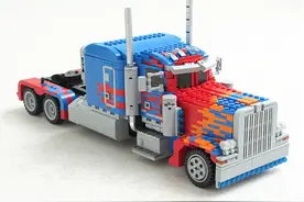 神人用乐高积木搭出可变形擎天柱图片