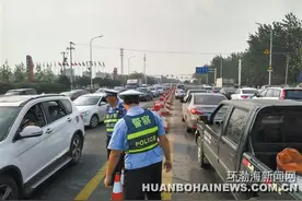 唐山动物园试运行交警忙图片