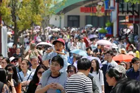 上海迪士尼乐园今天游客少到爆！有人创极速光轮玩了8次......图片