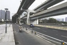 成都河心村大桥隔离桩3个月4次被撞 视线地形等原因所致图片