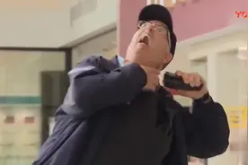 国外爆笑街头恶搞 被自己的电棍电晕，没见过这么蠢的警察 超清视频封面