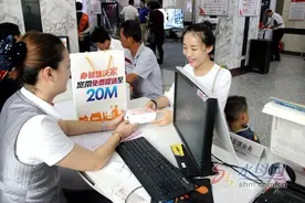 iPhone7烟台联通首发 85后美女果粉抢“头彩”图片