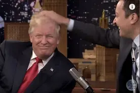 特朗普做客《肥伦秀》: 允许主持人弄乱自己的头发图片