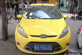 郑州：福特车路边违停占盲道，交警连贴7张罚单寻车主图片