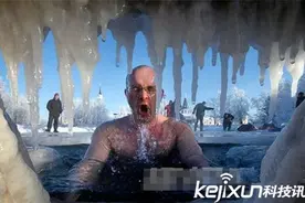 俄罗斯奇葩习俗 冬日冰水沐浴惊呆!图片