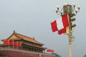 北京：天安门广场悬挂中秘国旗，欢迎秘鲁总统库琴斯基访华图片