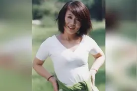 55岁吴琼生活近照，嫁小15岁老公阮巡似母子，可惜至今无孩子