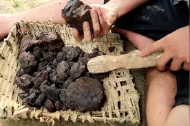 原始手工制作：土法炼铁