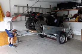 没想到，这样的车库，可以放两辆车！