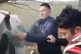 一起交通事故，伤者被困车内，生死关头，热心小伙徒手撕车窗玻璃救人，手上多处划伤仍忍痛救助。真英雄！视频封面