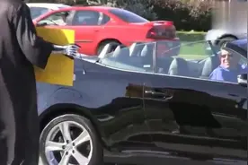 国外爆笑街头恶搞：小伙扮死神举广告牌向司机推销，直接开车逃跑视频封面