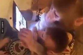 猴爸爸认真教猴儿子用平板电脑都忍不住发笑，可细看之后引起争议图片