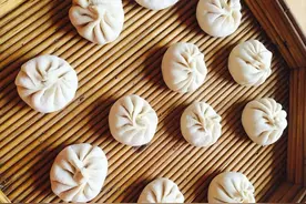 从小被哥哥打骂，替他还债还被亲妈骂，亲妈不如婆子妈图片