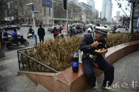 好人老张25年义务疏导昆明交通 “无牙”生活牵动市民心图片