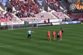 单场连扑3点球的是神人，连罚丢3点球的他是疯子图片