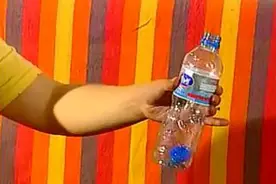 经典魔术教学：瓶盖入瓶图片