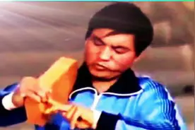 几十年前，武警现场表演硬气功，这手指真厉害！图片