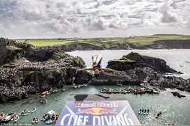 最令人惊奇的极限运动：悬崖跳水，不愧是勇敢者的游戏图片